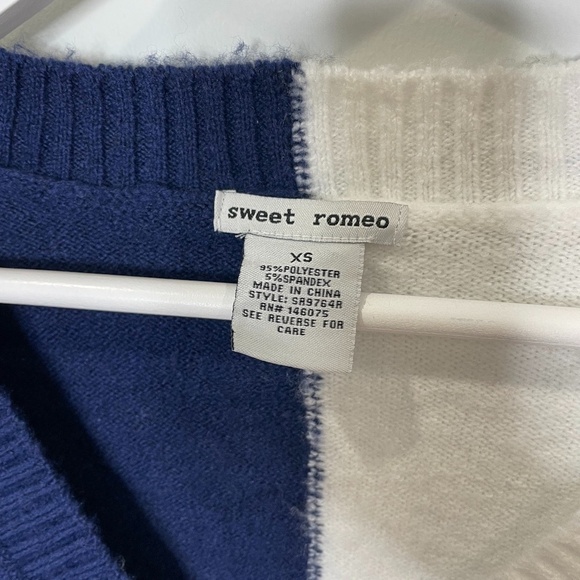 Sweet Romeo Colorblock V-neck Sweater In Navy/Winter White - Picture 5 of 7